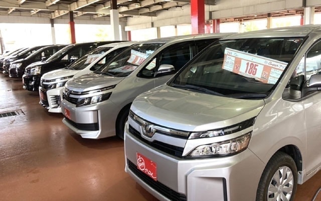 販売車両展示場